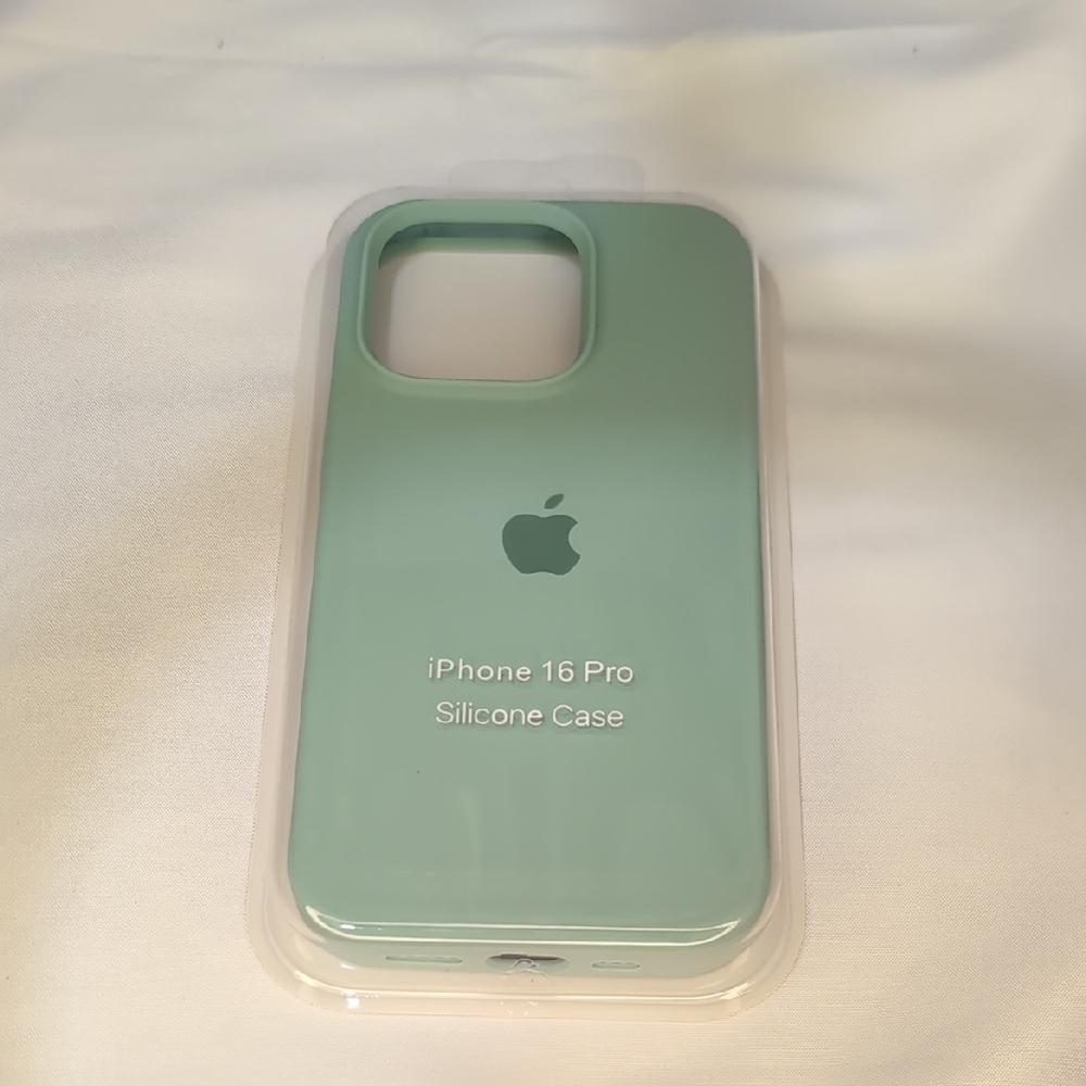 Apple iPhone 16 Pro Silicone Case - Mint
